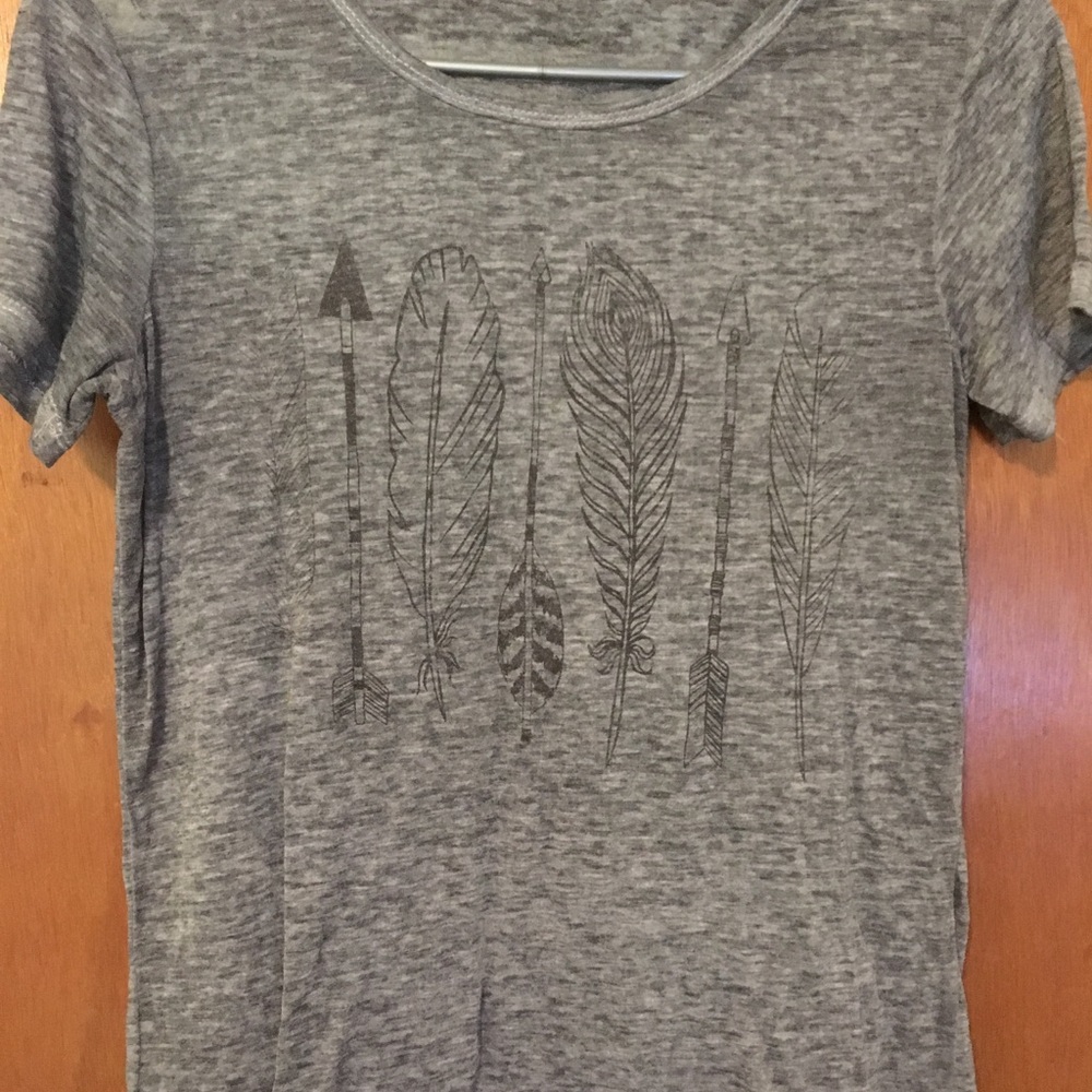 Heather grey T-shirt with feathers